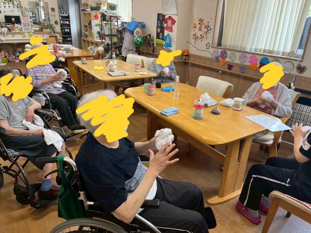 【大阪市平野区発】「腕が上がるようになった!」デイサービスのタオル体操が夏の運動不足と肩こりを解消する秘訣