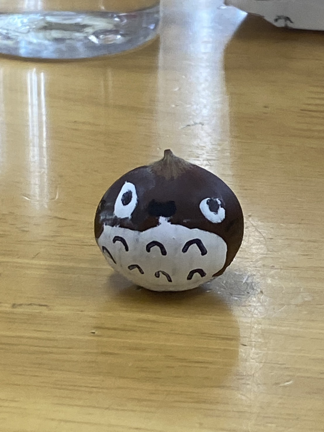 テーブルに置かれた、顔が描かれた小さな飾り