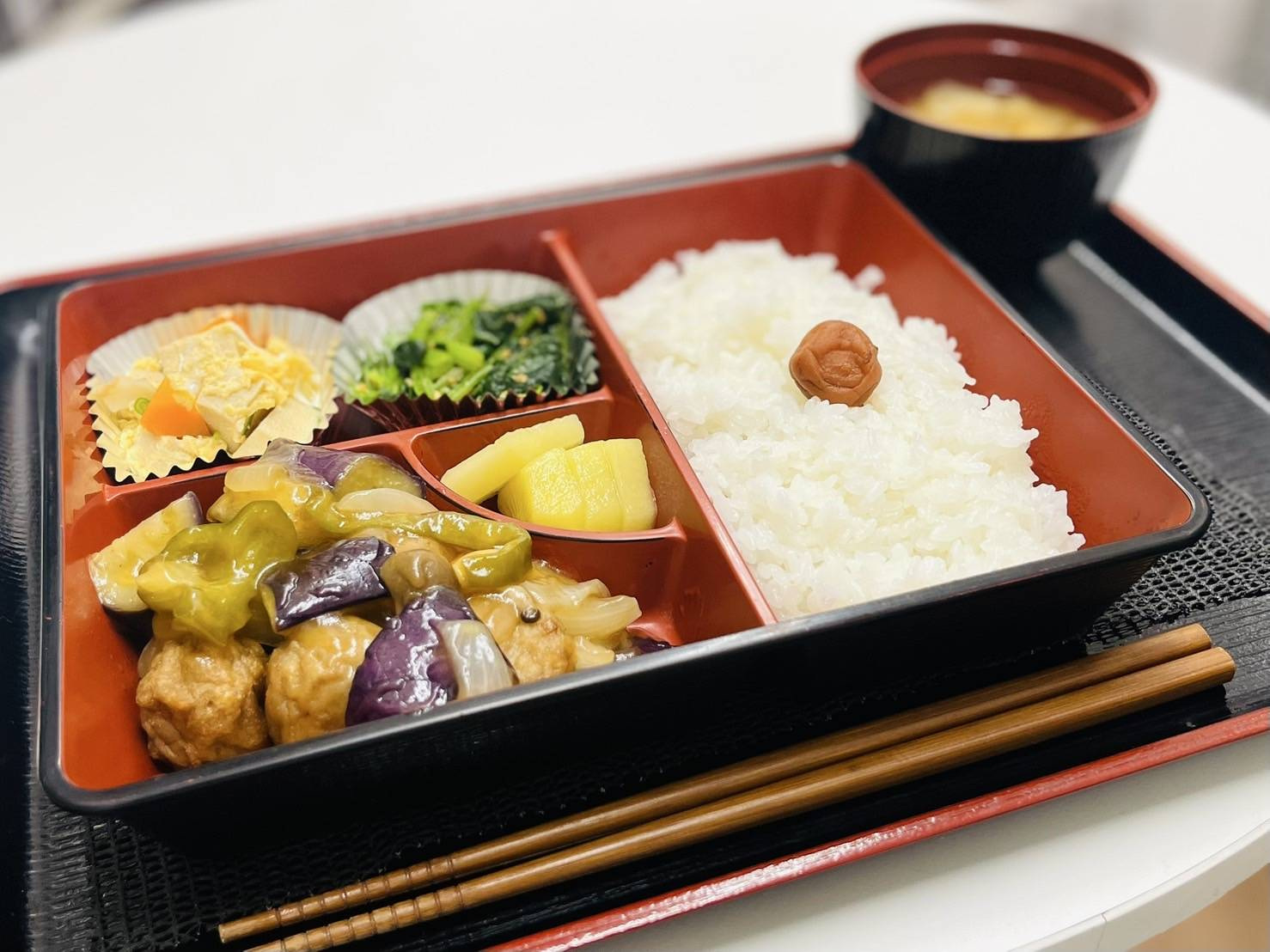 ご飯、汁物、おかずを盛り付けた昼食のお膳