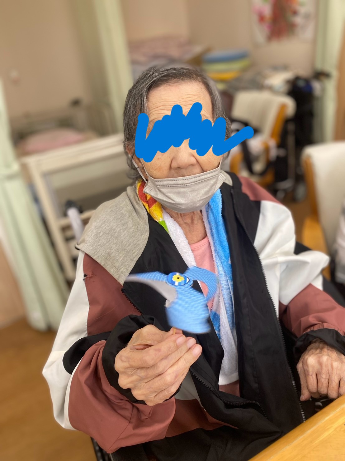 風車の工作作品を手にする、ゆりのはなの利用者様